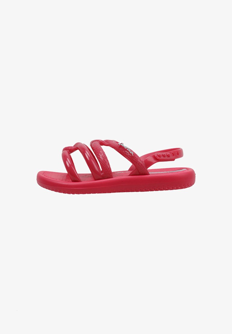 Sandalias de plástico rojo con tres tiras curvas en la parte superior, plantilla texturizada y suela plana. Diseño ligero y flexible.