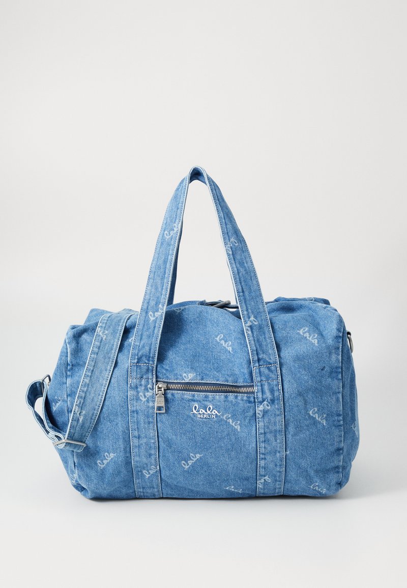 Δερμάτινη τσάντα σκούφου σε ανοιχτό μπλε, με φερμουάρ στο μπροστινό τμήμα, δύο κοντές λαβές και αποσπώμενη ζώνη ώμου. Διακριτό μοτίβο λογότυπου.