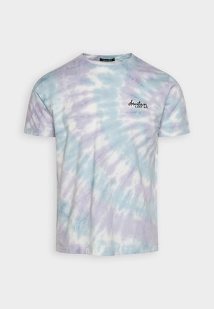 Koszulka z krótkim rękawem tie-dye w pastelowym błękicie i fiolecie z napisem „downtown KAOTIKO” na piersi.
