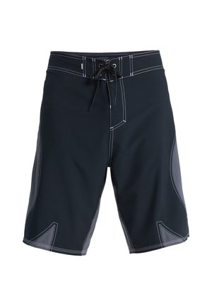 Schwarze Badeshorts aus elastischem Stoff, mit weißen Kontrastnähten, einer vorderen Bindung und grauen Seitenpaneelen.