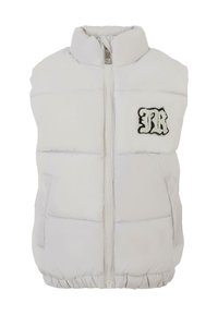 Biała, ocieplana kamizelka z wysokim kołnierzem, z zapi ęciem na zamek błyskawiczny z przodu, bocznymi kieszeniami i teksturowanym, czarnym haftowanym logo po lewej stronie.