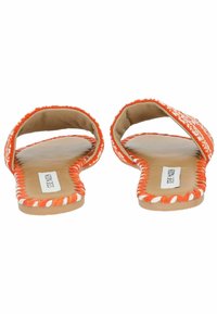 Sandali aperti con cinturini in tessuto arancione caratterizzati da cuciture bianche e accenti decorativi, poggiati su una suola color beige con bordi intrecciati.