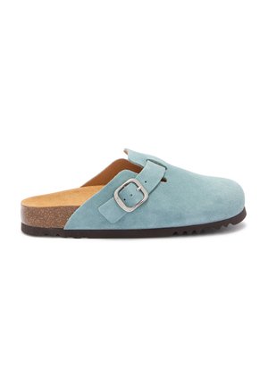 Světle modrý semišový nazouvací dřevák s jedním nastavitelným stříbrným přezkou a hnědou korkovou stélkou s černou gumovou podrážkou.