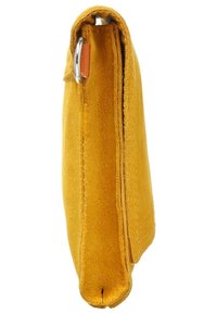 Gul mockaskinnwallet med en slät textur, smal profil, och en ring i silverfärgade detaljer. Har sömmade detaljer längs kanterna.