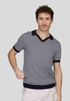 Polo rayé bleu marine et blanc avec un col en V, des manches courtes, et un col et un ourlet côtelés. Le tissu semble doux et respirant.