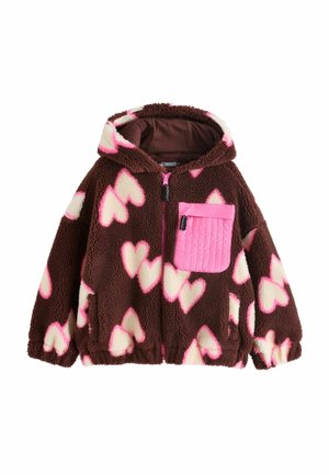 Braune Sherpa-Jacke mit pinken und cremefarbenen Herzmustern, Frontreißverschluss, Kapuze und rosa gesteppter Brusttasche.