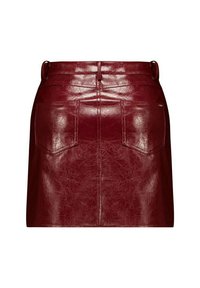 Jupe mini en simili cuir bourgogne avec une taille ajustée, des poches arrière et une texture lisse et brillante. Équipée de passants de ceinture et d'une fermeture éclair cachée.