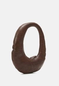 Bolso de mano de cuero marrón con forma ovalada, que presenta una textura suave y un compartimento con cremallera. Asa distintiva diseñada para un buen agarre.