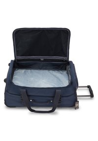 Borsa da viaggio navy con due manici, chiusura con zip e fodera interna a motivo. Dotata di ruote lisce e materiale durevole.