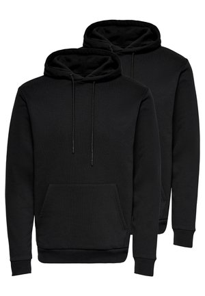 Zwei schlichte schwarze Kapuzenpullover mit Kängurutaschen vorne und Kordelzügen an der Kapuze, flach liegend und übereinander auf weißem Hintergrund dargestellt.