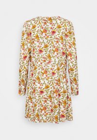 Robe blanche à manches longues avec motif floral orange et rose, coupe ample, et détails de tissu froncé sur les épaules.