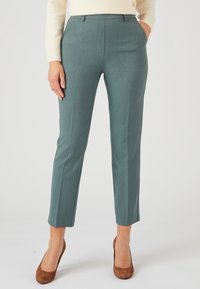 Gestructureerde teal geklede broek met een slim fit, voorzakken en een middelhoog taille. Gecombineerd met bruin suède hoge hakken.