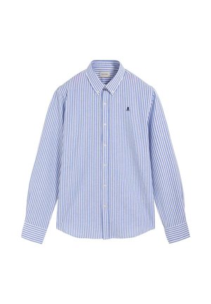 Camisa de botones con rayas verticales azul claro y blancas, con cuello abotonado y pequeño logo oscuro bordado en el pecho izquierdo.