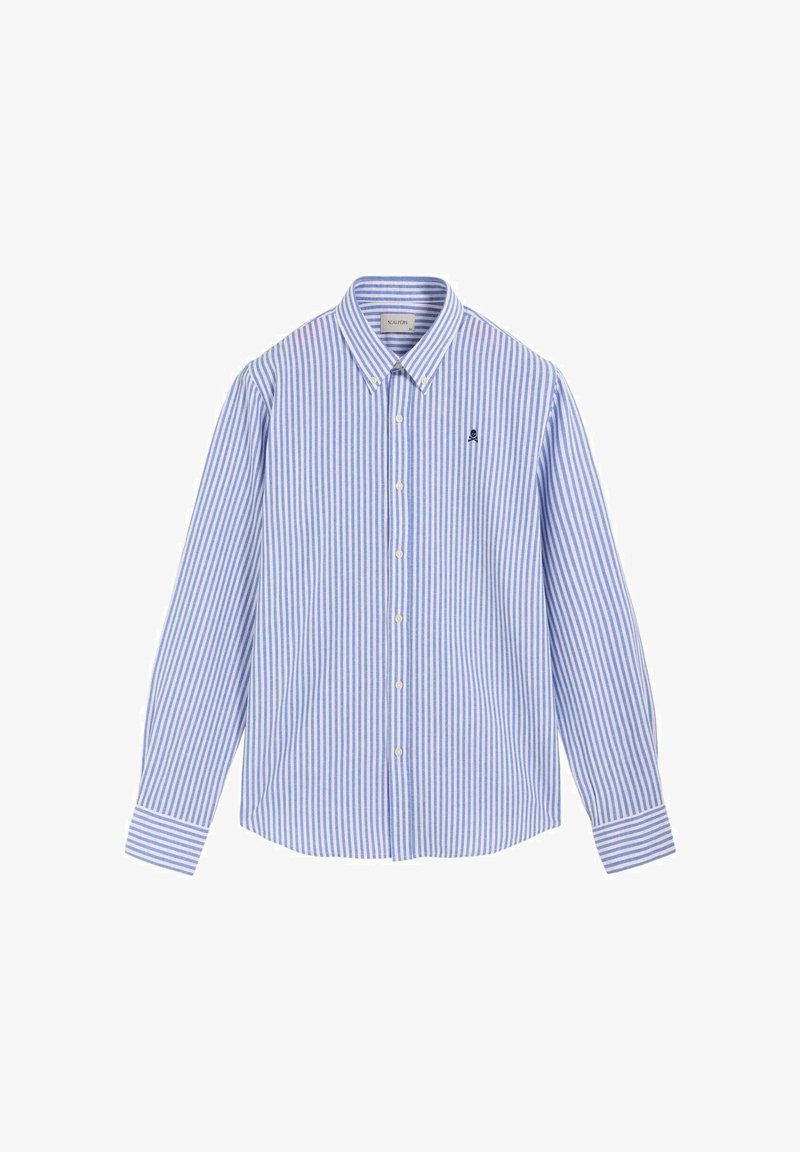 Camisa de botones con rayas verticales azul claro y blancas, con cuello abotonado y pequeño logo oscuro bordado en el pecho izquierdo.