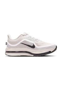 Hvide Nike Air Max løbesko med sort swoosh-logo, mesh-overdel og synlig luftpude sål, vist fra siden.