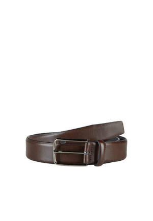 Dunkelbrauner Ledergürtel, aufgerollt, mit rechteckiger silberner Metallschnalle und Gürtelöse vor weißem Hintergrund.