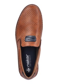 Brauner durchbrochener Slipper mit Lederobermaterial, kontrastierender marineblauer Innensohle und einem schwarzen Etikett mit dem Markennamen "Rieker Antistress".