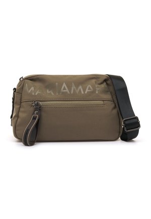 Bolso bandolera rectangular de color verde oliva con bolsillo delantero con cremallera, correa negra ajustable y logotipo en relieve "MARIAMARE" en la parte delantera.