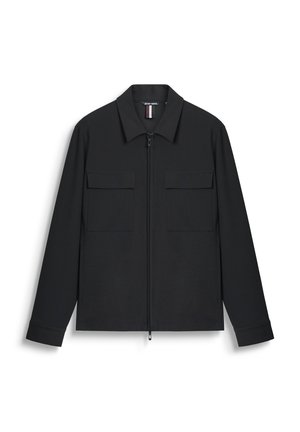 Chaqueta negra con cremallera hecha de una tela suave, con cuello, dos bolsillos frontales y mangas largas con puños abotonados.