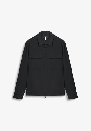 Crna jakna sa zatvaračem izrađena od glatkog materijala, s ovratnikom, dva prednja džepa i dugim rukavima sa dugmadima na manžetama.