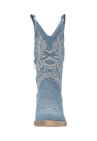 Bota vaquera de denim en azul claro con patrones de hojas bordados en blanco. Presenta una punta clásica y tiradores en el eje.