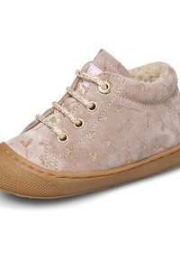 Chaussure en daim rose clair avec des motifs de cœurs dorés, design à lacets, bout rond et semelle en caoutchouc texturé couleur beige. Doublure intérieure douce.