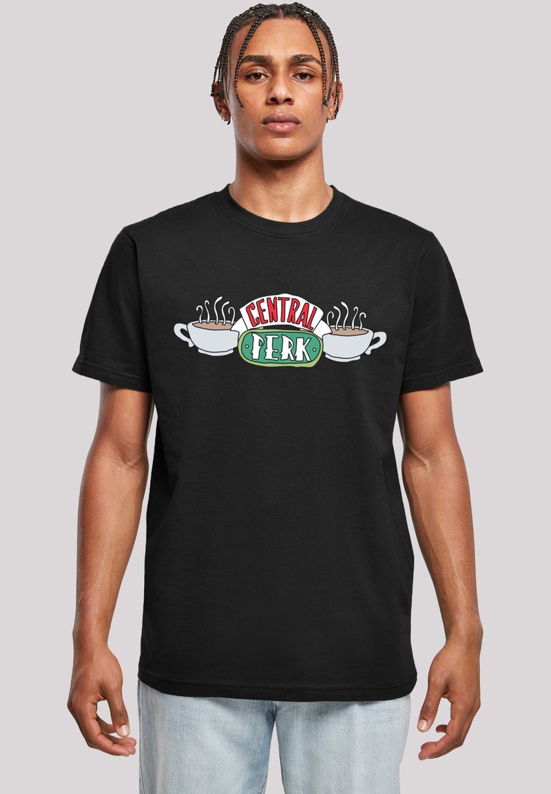 Melns kokvilnas T-krekls ar "Central Perk" logo, kurā ir divas baltas kafijas krūzes un tvaiks virs tām, parādīts uz viendabīga fona.