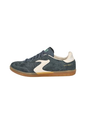 Zapatillas para hombre en ante azul oscuro con un acento sintético en crema. Presenta cordones grises y una suela de goma. Logo dorado en el talón.