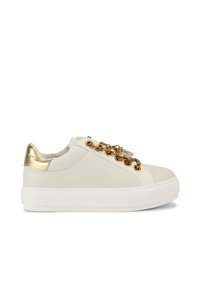 Sneaker in pelle bianca con accenti dorati, suola bianca spessa, dettagli decorativi di catena dorata e una finitura liscia al tatto.