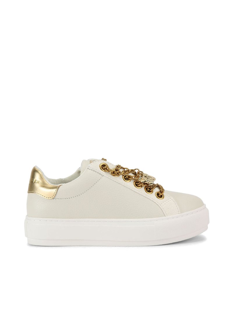 Sneaker in pelle bianca con accenti dorati, suola bianca spessa, dettagli decorativi di catena dorata e una finitura liscia al tatto.