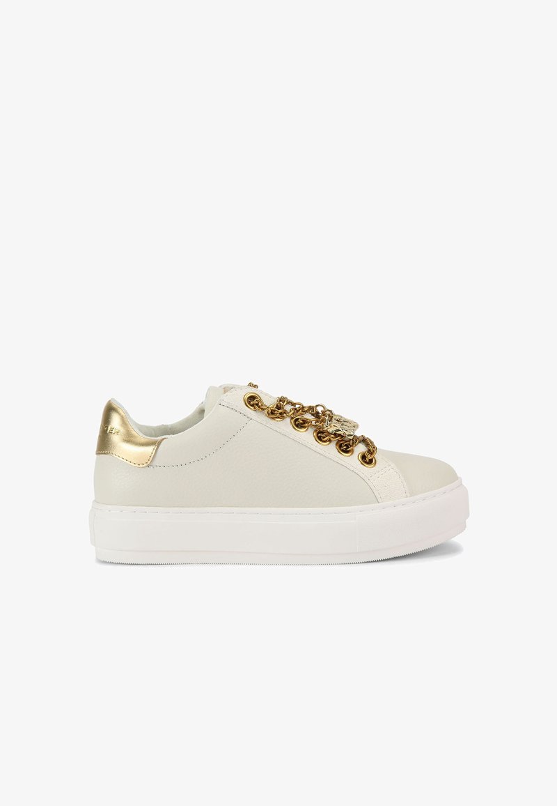 Sneaker in pelle bianca con accenti dorati, suola bianca spessa, dettagli decorativi di catena dorata e una finitura liscia al tatto.