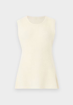 Mouwloze roomkleurige gebreide top met een ronde halslijn en een licht uitlopende zoom op een effen achtergrond.