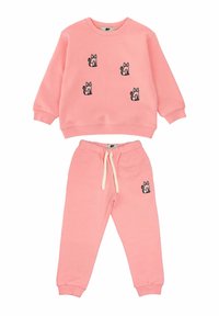 Roze katoenen trainingspak met een sweatshirt met ronde hals en bijpassende joggers. Het sweatshirt heeft vijf zwarte geborduurde kattenontwerpen.