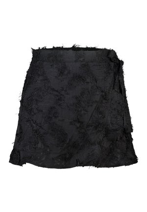 Zwarte mini-rok van een textuur, rafelige stof met een gelaagd ontwerp. Randen zijn onregelmatig en licht gerimpeld voor een onvoltooid uiterlijk.