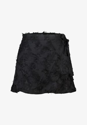 Jupe mini noire avec un tissu texturé et effiloché, présentant un design superposé. Les bords sont irréguliers et légèrement froncés pour un aspect inachevé.