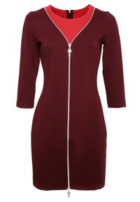 Robe bordeaux longueur genou avec manches trois-quarts, empiècement rouge contrastant à l'encolure et fermeture éclair argentée à l'avant, du col à l'ourlet.