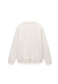 Beige sweatshirt med rund halsudskæring, blød tekstur, lange ærmer og ribstrikkede manchetter og kant. Bagfra vises et minimalistisk design.