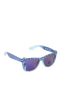 Lunettes de soleil avec une monture à motif bleu comportant des accents de dessins animés. Verres dégradés violets, forme œil de chat et marque "Stitch" sur le côté.