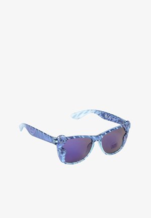 Lunettes de soleil avec une monture à motif bleu comportant des accents de dessins animés. Verres dégradés violets, forme œil de chat et marque "Stitch" sur le côté.