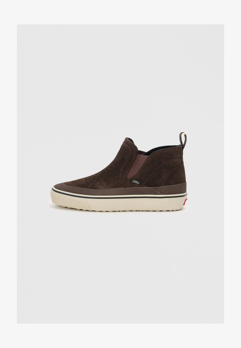 Brune semskede slip-on sko med elastiske sidestykker, en teksturert gummisåle og en liten løkke på hælen.