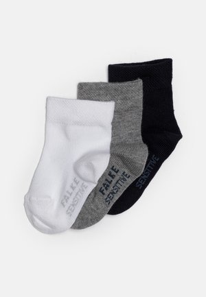 Drei Paar Knöchelsocken: weiß, grau und marineblau, mit gerippter Textur und subtiler Logo-Applikation an der Seite. Hergestellt aus einem weichen Baumwollgemisch.