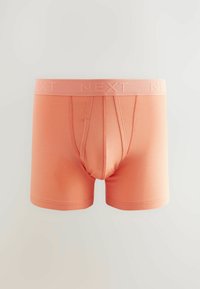 Perzikgekleurde boxershorts van zacht materiaal, met een contourpouch, een elastische tailleband met "NEXT" branding en een gestikte zoom.