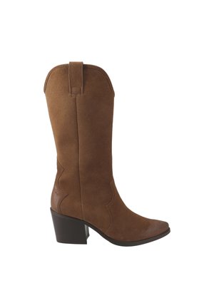 Bottes de cowboy en suède marron avec un tige en biais, bout carré et talon bloc. Présente un design subtilement courbé sur les côtés.