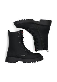 Botines negros hasta el tobillo con un acabado texturizado, que presentan cordones, cremallera lateral y suela de goma con dibujo. Incluyen una marca en el lado.