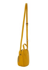 Borsa crossbody gialla in pelle texturizzata, con design intrecciato, tracolla sottile regolabile e scomparto con zip. Forma rettangolare compatta.