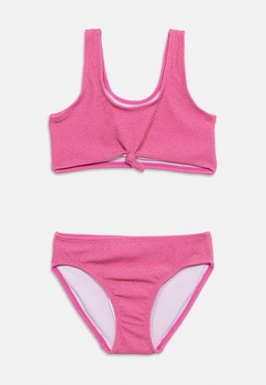 To-delt rosa glitrende badedrakt med knutedetalj på toppen og klassiske bikiniunderdeler, vist på hvit bakgrunn.