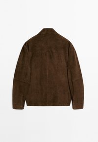 Bruine suède jas met een rechte snit en een puntige kraag. Beschikt over lange mouwen en minimale stikdetails op de rug.