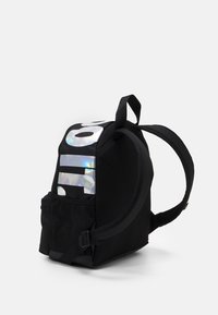 Mochila negra con un bolsillo lateral de malla, que presenta un logotipo holográfico brillante en el lateral y correas acolchadas resistentes para mayor soporte.