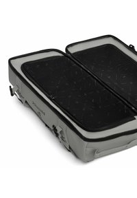 Sac de voyage gris de forme rectangulaire compacte, doté d'un compartiment zippé en mesh et d'une texture extérieure lisse.