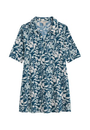 Modrá košeľa s krátkym rukávom, golierom a bielym a svetlomodrým kvetinovým vzorom, položená na bielom pozadí.